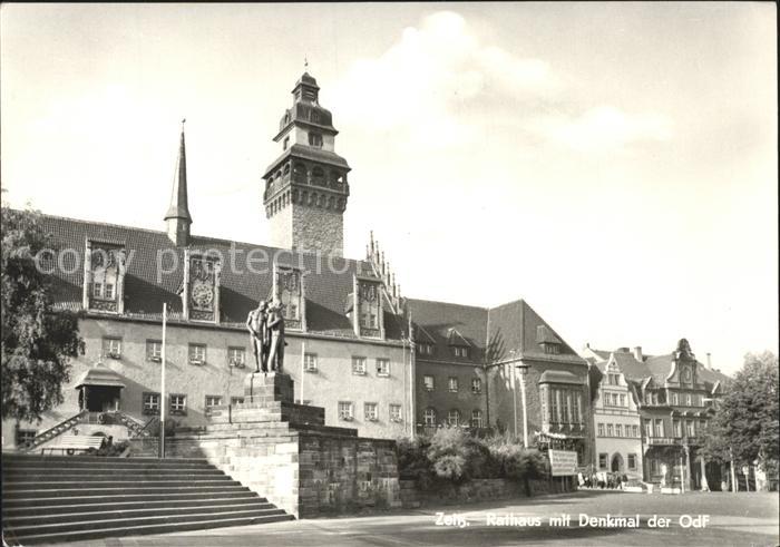 ZEITZ Sachsen-Anhalt Rathaus mit Denkmal der OdF