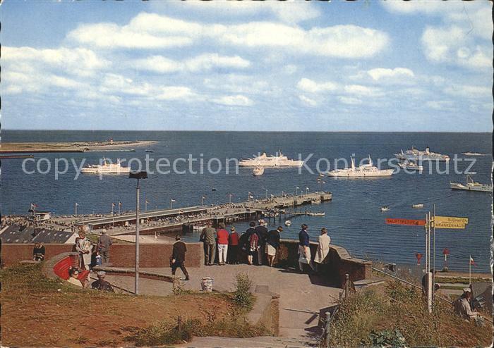 HELGOLAND Insel Schleswig-Holstein Terrasse am Falm mit Blick auf die Reede