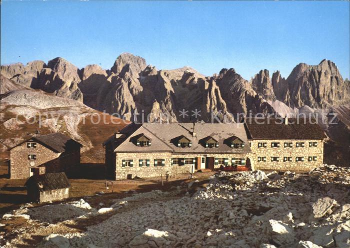 Bolzano Die Schlernhaeuser mit Rosengarten Dolomiten