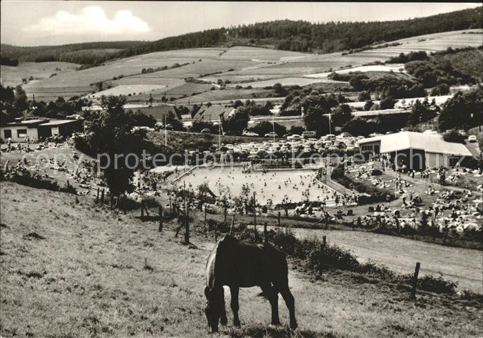Kirchheim Hessen Schwimmbad an der Autobahn