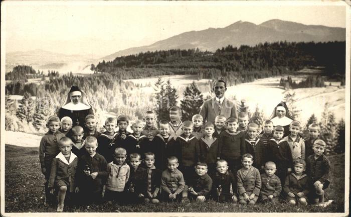 Nesselwang Allgaeu Bayern Kindergruppenfoto mit Schwestern