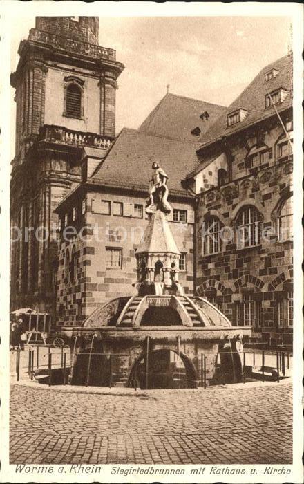 Worms Rhein Siegfriedbrunnen mit Rathaus und Kirche