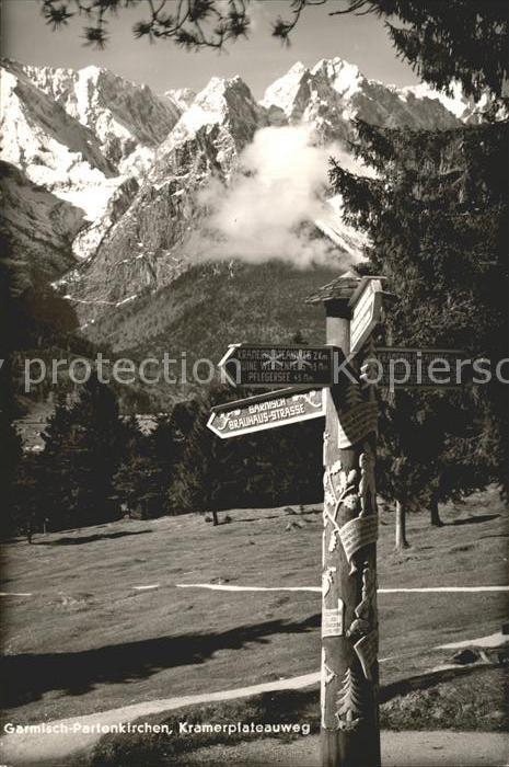 GARMISCH-PARTENKIRCHEN Bayern Kramerplateauweg Wegweiser Wandern Alpenpanorama