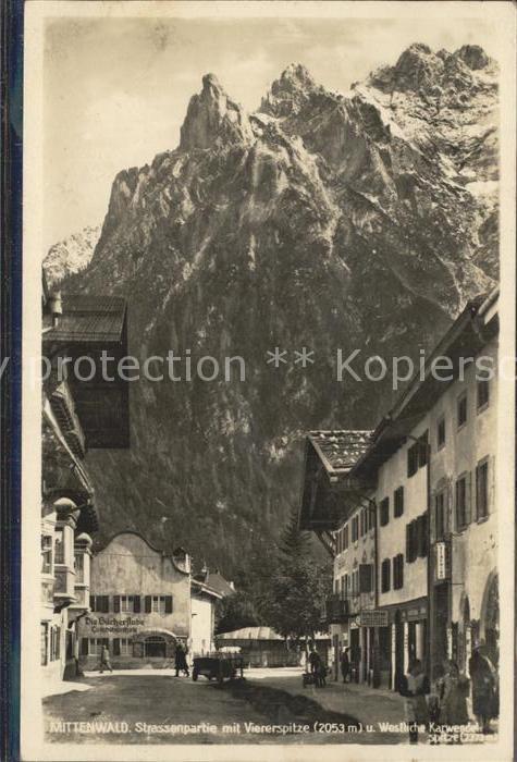 Mittenwald Bayern Strassenpartie mit Viererspitze Karwendelgebirge