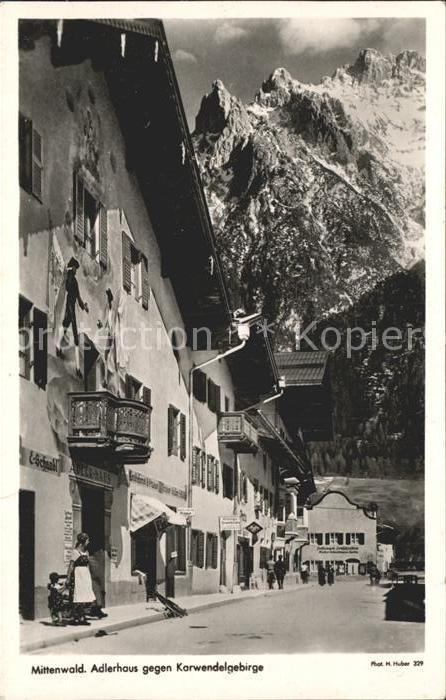 Mittenwald Bayern Adlerhaus gegen Karwendelgebirge
