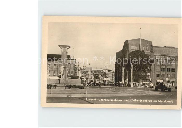 Utrecht Jaarbeursgebouw met Catarijnenbrug en Standbeeld