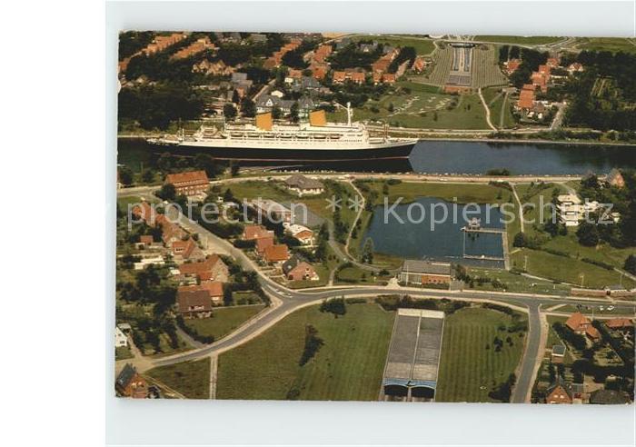 Rendsburg Schleswig-Holstein MS Europa im Nordostsee Kanal ueber dem Strassentun