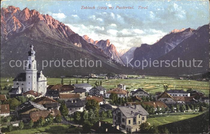 Toblach Suedtirol im Pustertal Ortsblick mit Kirche