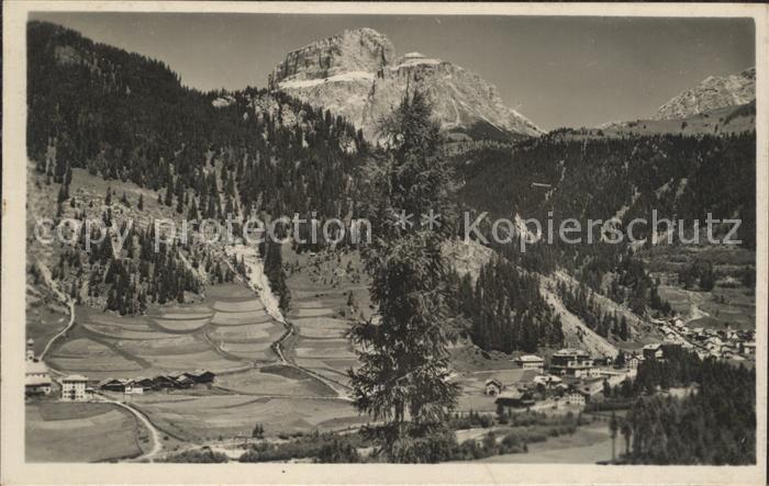 Canazei Strassenpartie in den Dolomiten