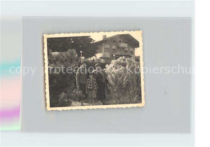 Prien Chiemsee Frauen mit Kind vor Wohnhaus