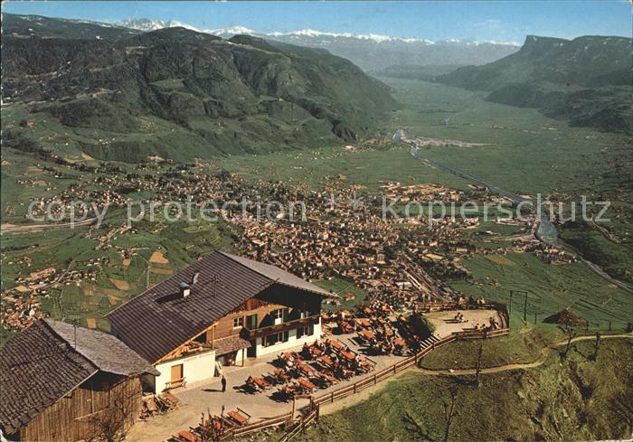 Dorf Tirol Gasthof Hochmut Terrasse mit Blick nach Meran und Etschtal Fliegerauf