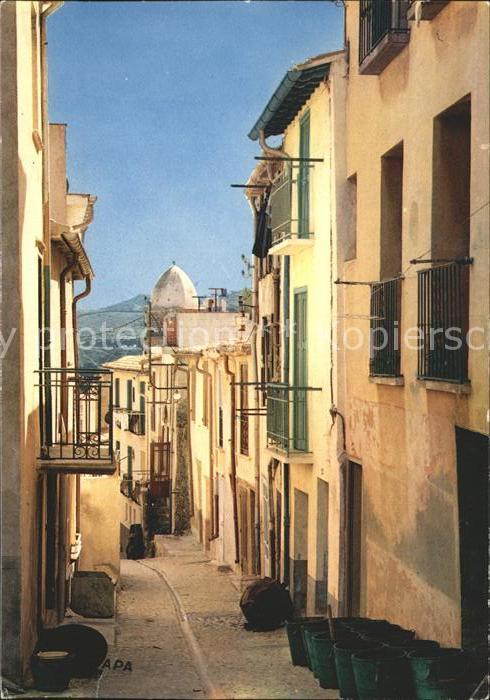 Collioure Vieille rue pittoresque Clocher de l'Eglise Monument historique XVII s