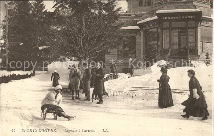 Schlitten Schnee Lugeuse a l'arivee