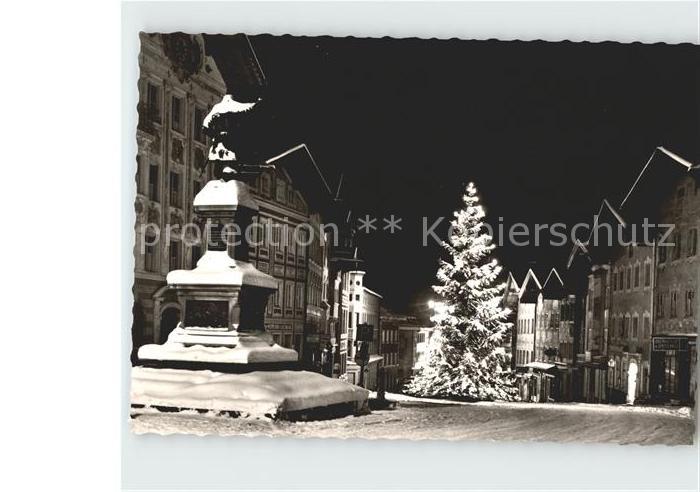 Bad Toelz mit Weihnachtsbau bei Nacht