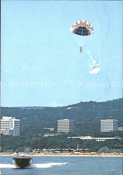 Slatni Pjasazi Hochhaeuser Motorboot mit Gleitschirmflieger