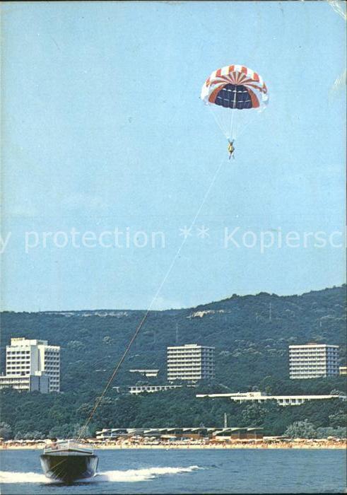 Slatni Pjasazi Hochhaeuser Sportboot mit Gleitschirm