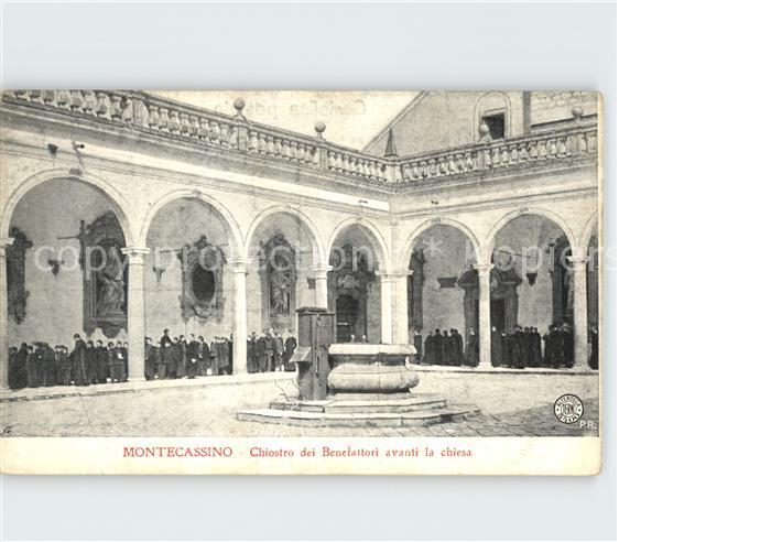 Montecassino Chiostro dei Benefattori avanti la chiesa