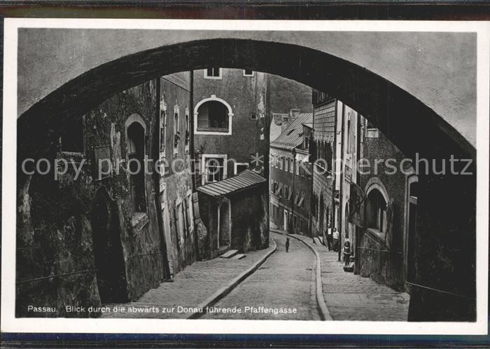 PAssAU Bayern Blick durch die zur Donau fuehrende Pfaffengasse