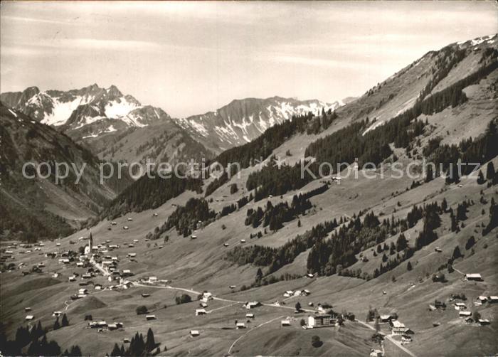 Mittelberg Kleinwalsertal mit aelpeleskopf
