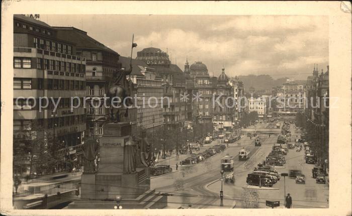 Prag Prahy Prague Strassenpartie mit Denkmal
