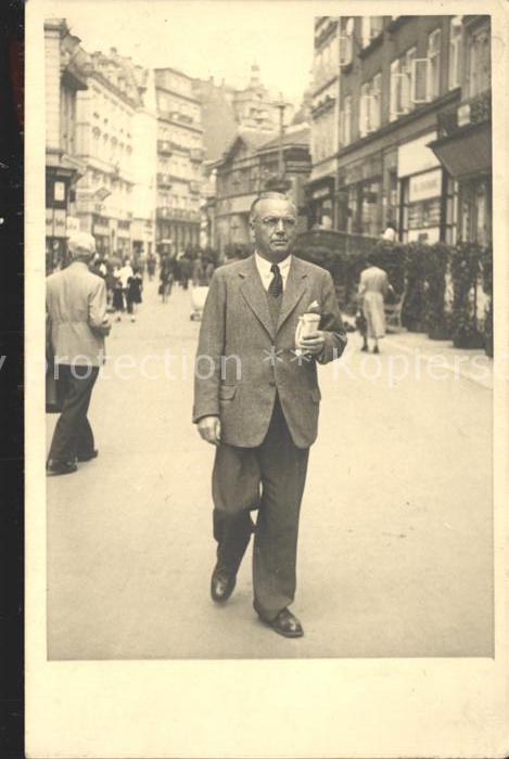 Muenchen Bayern Mann auf Strasse