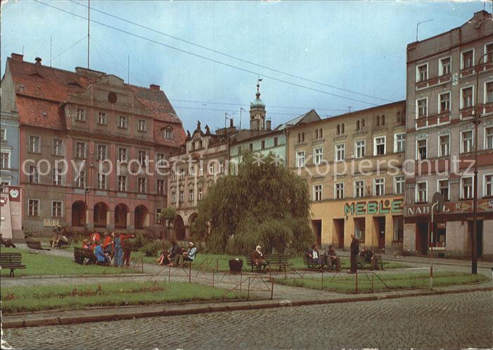 Mieroszow Plac Niepodleglosci z leweij Urzad Miejski w zabytkoweij kamienicy Pod