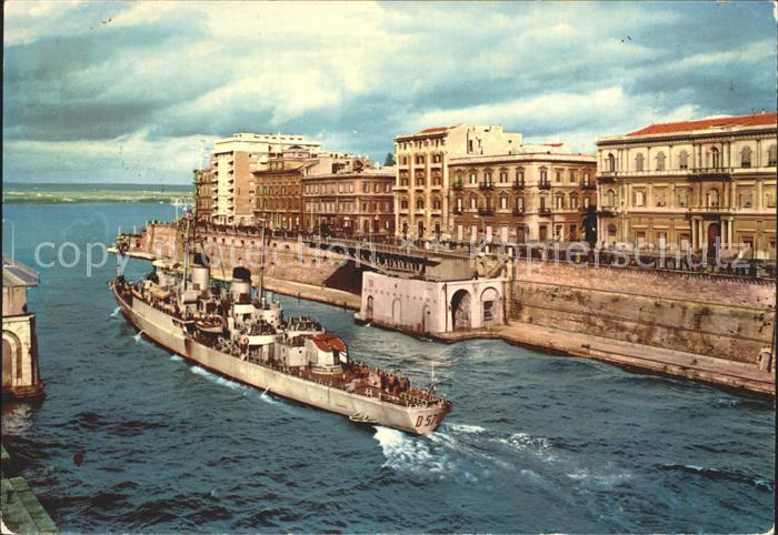 Taranto Nuovo Ponte girevole aperto con passagio Corvetta