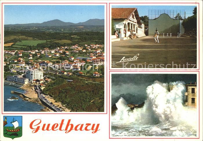 Guethary Vue generale Le Fronton et la Mairie Une vague d Equinoxe