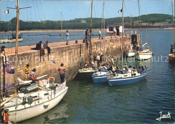 Paimpol Bateaux franchissant l'ecluse du bassin a flot
