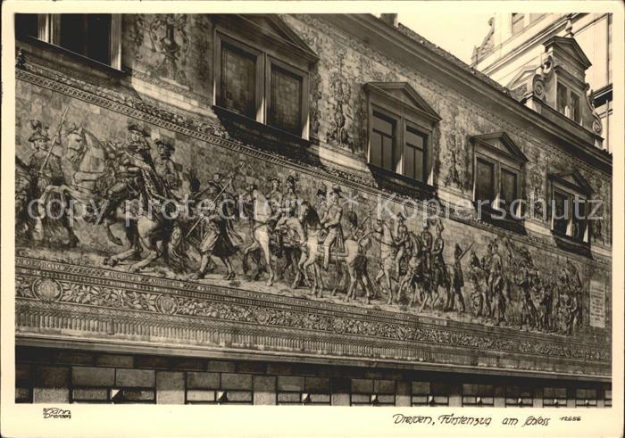 DRESDEN Elbe Fuerstenzug am Schloss