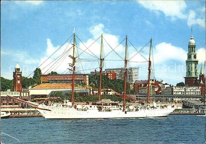 Segelschiffe Hamburg St. Pauli-Landungsbruecken St. Michaeliskirche