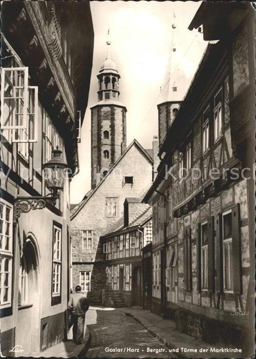 GOSLAR Harz Niedersachsen Bergstrasse und Tuerme der Marktkirche