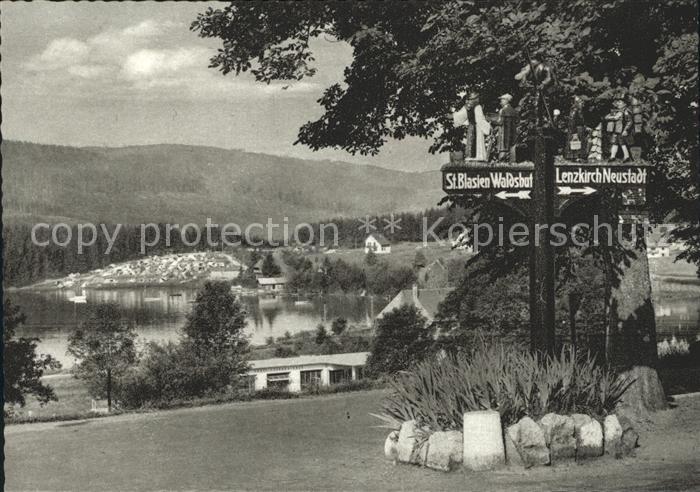 Schluchsee mit Wegweiser