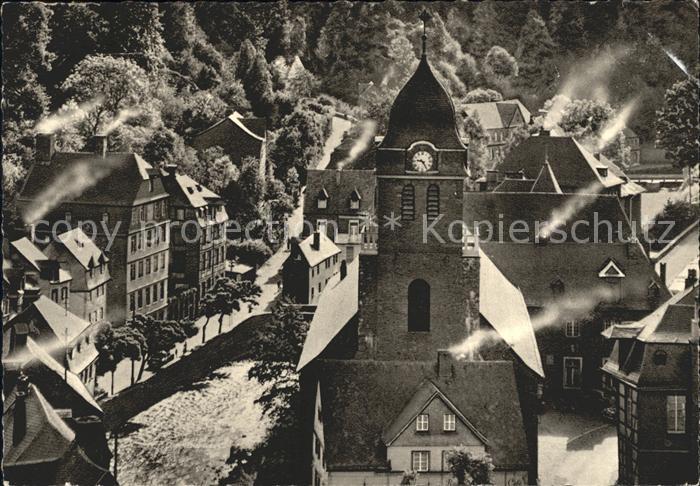 Monschau Montjoie NRW Altstadt im Winter Au-Kirche rauchende Schornsteine
