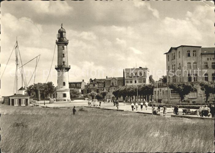 Warnemuende Ostseebad Promenade mit Leuchtturm