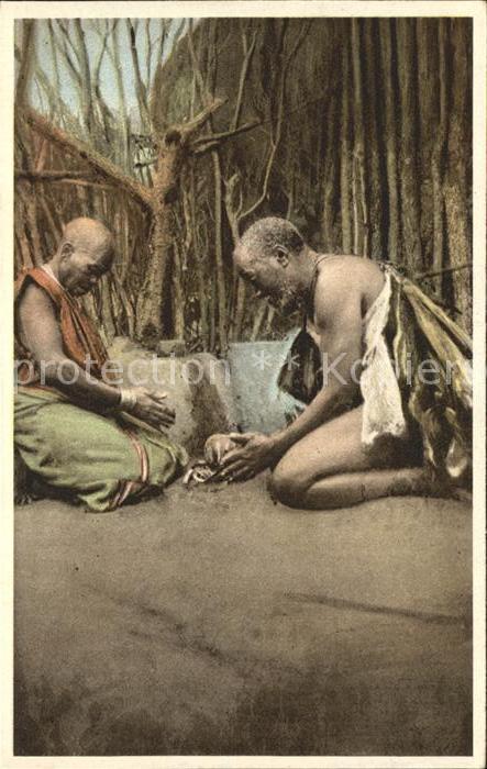 Suedafrika Southafrica RSA Eingeborene beim Anbeten der Goetterpflanze