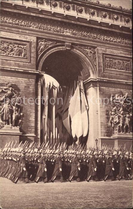 Paris Saint Cyriens defilant devant le soldat inconnu