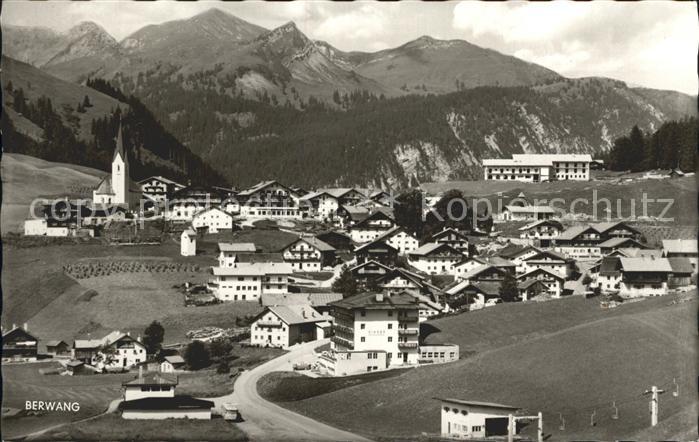 Berwang Tirol Totalansicht mit Tiroler Bergen
