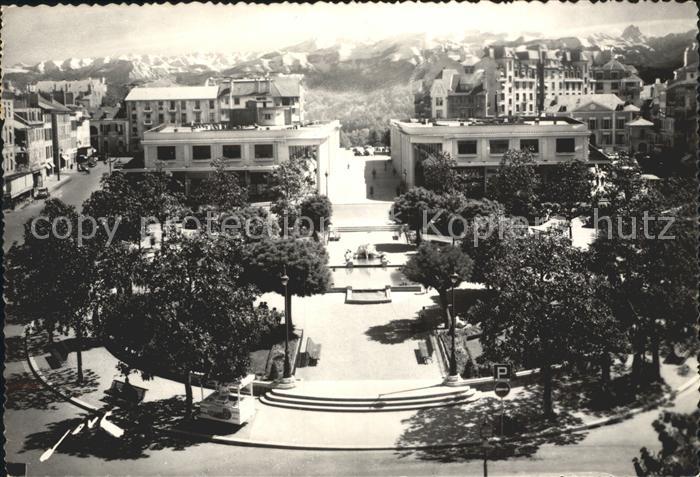 Pau 64 La place Clemenceau et la chaine des Pyrenees
