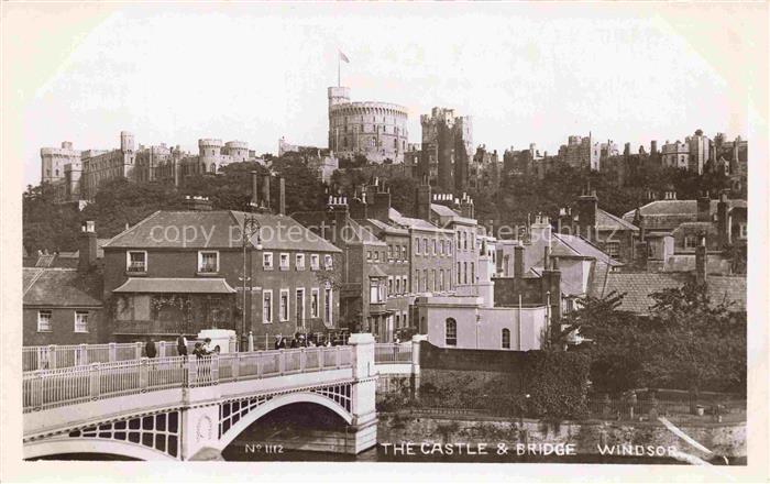 Windsor Berkshire Windsor-Castle Bruecke Stadtansicht Turm Fahne Haeuser