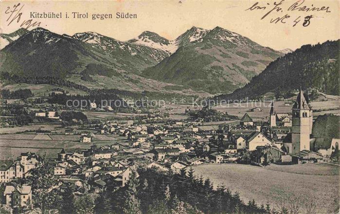 Kitzbuehel Tirol AT Stadtansicht Kirche Berge Alpen Tal Schnee Wald