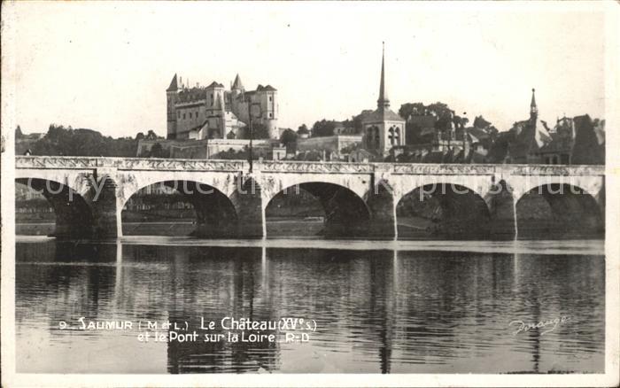 Saumur Chateau XV siecle et Pont sur la Loire
