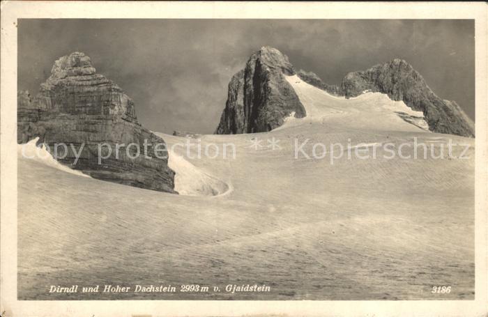 Hallstatt Austria Dirndl und Hoher Dachstein vom Gjaidstein Gebirge
