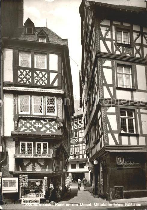 BERNKASTEL-KUES Berncastel Rheinland-Pfalz Mittelalterliches Gaesschen Fachwerkh