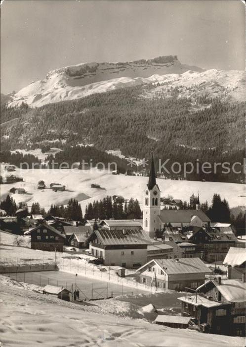 Riezlern Kleinwalsertal Vorarlberg Ortsansicht mit Kirche Eisplatz Hoch Ifen