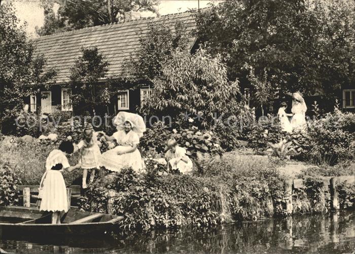 Spreewald Familie an der Wasserstrasse