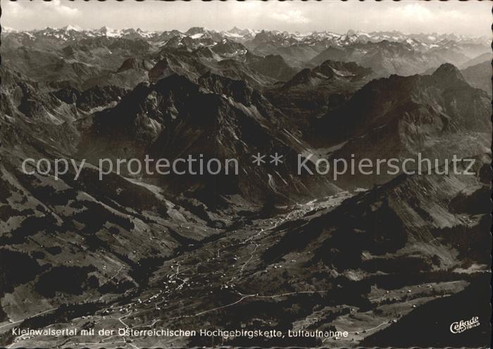 Kleinwalsertal mit der oesterreichischen Hochgebirgskette Fliegeraufnahme