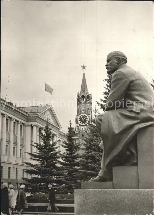 Moskau Moscou Im Gelaende des Kreml Leninstatue