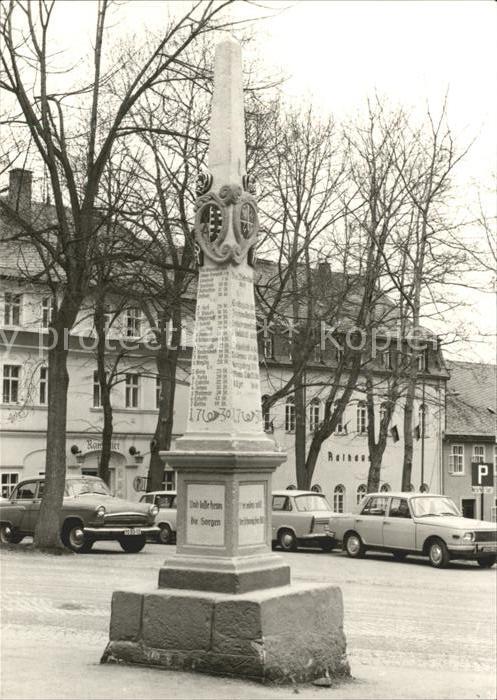 Oberwiesenthal Erzgebirge Postmeilens?ule am Rathaus und Markt