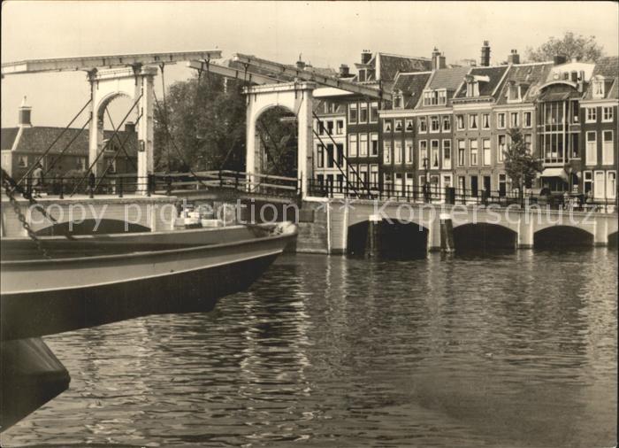 Amsterdam Niederlande Magere Bruecke ueber Amstel
